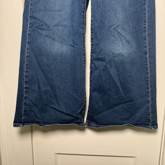Levi's 318 Shaping Wide Leg Denim Jeans in Clever Girl 29x32 - Picture 7 of 15